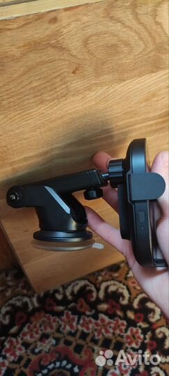 Автомобильный держатель с беспроводной зарядкой