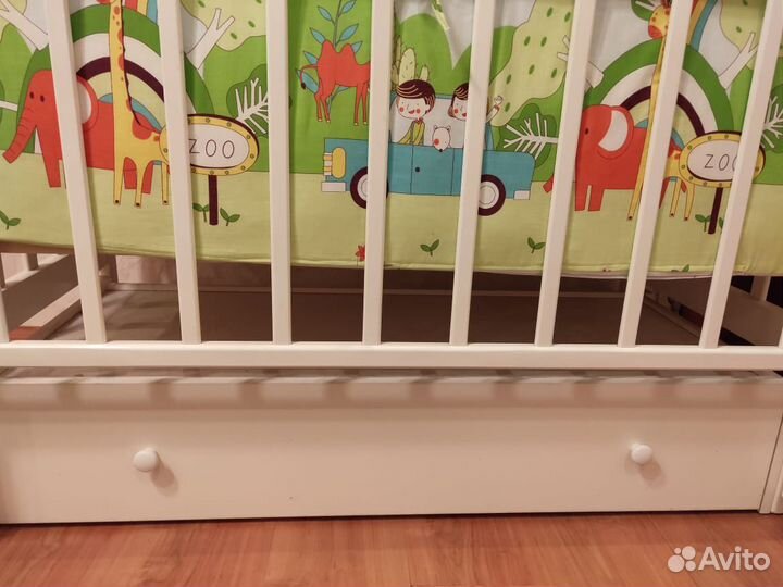 Детская кроватка белая