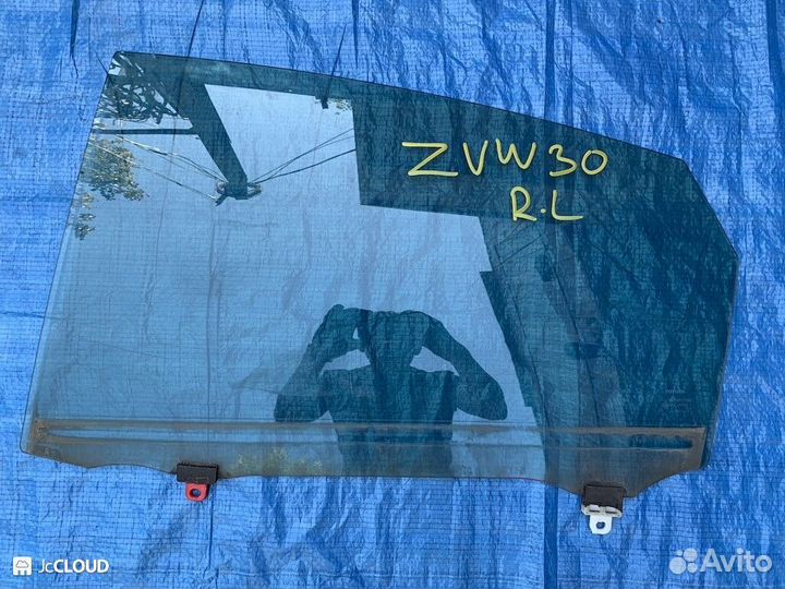 Стекло двери на toyota prius ZVW30 2zrfxe