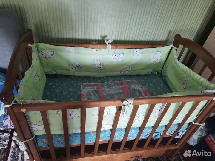 Детская кроватка с маятником и ящиком