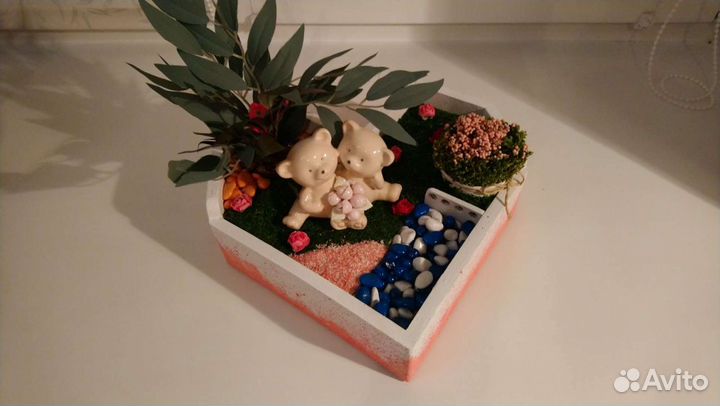 Подарок девушке. Кашпо с искуственными цветами