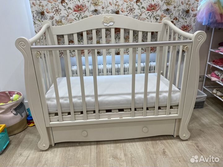 Детская кроватка с продольным маятником