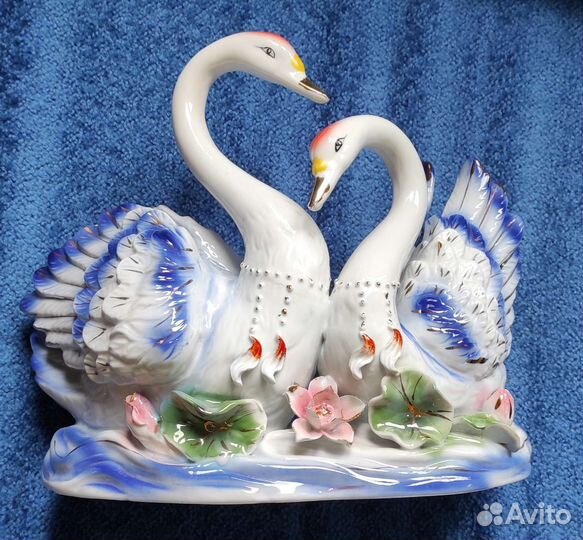 Статуэтка Два лебедя фарфор