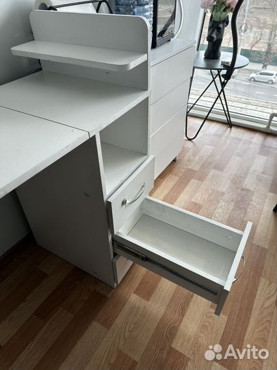 Маникюрный стол