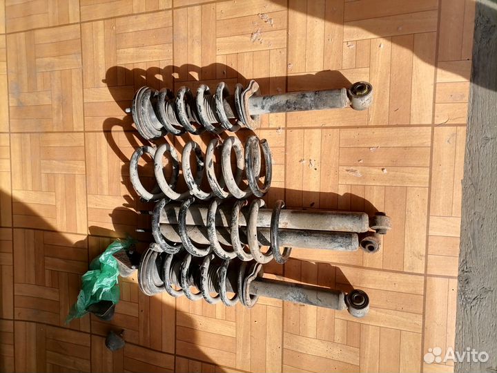 Продам комплект стоек на Паджеро 4