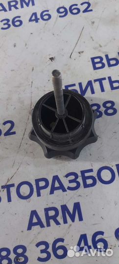 Болт крепление запасного колеса на Volkswagen Phae