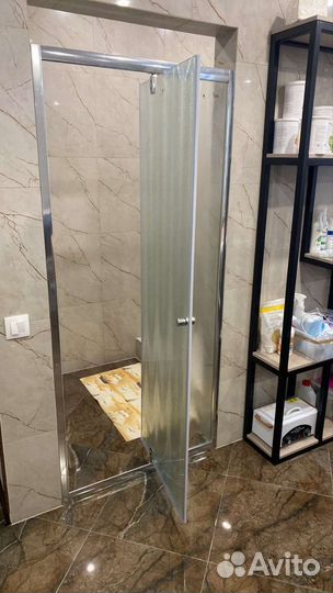 Стеклянная дверь в душевую кабину, в ванную. Новая