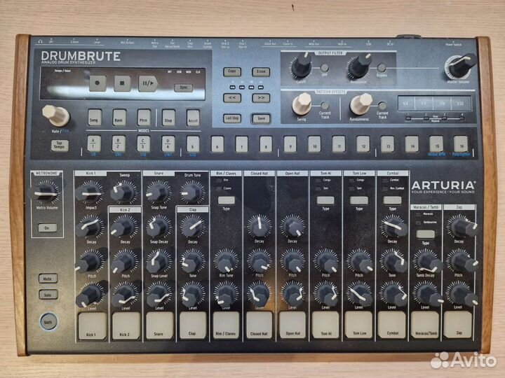 Аналоговая драм машина Arturia Drumbrute