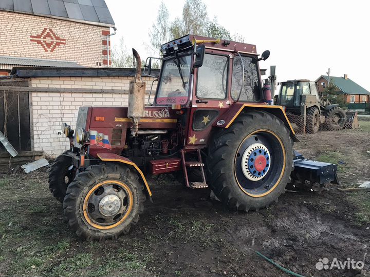 Вспашка земли трактором с почвофрезой