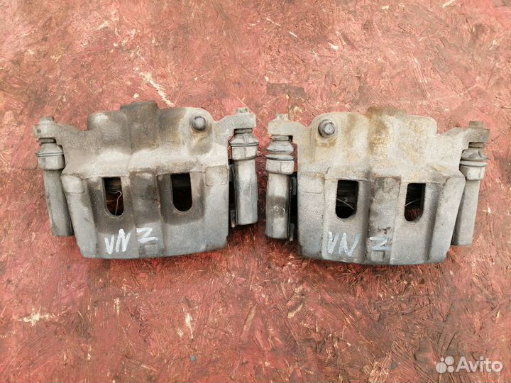 Суппорт передний Toyota Venza 2009-2017