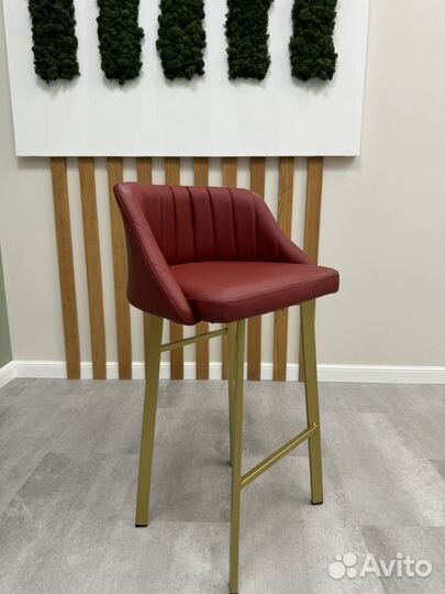 Полубарный стул