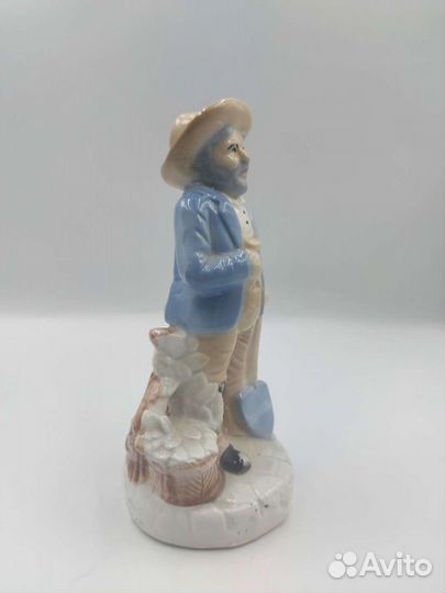 Фарфоровая статуэтка 