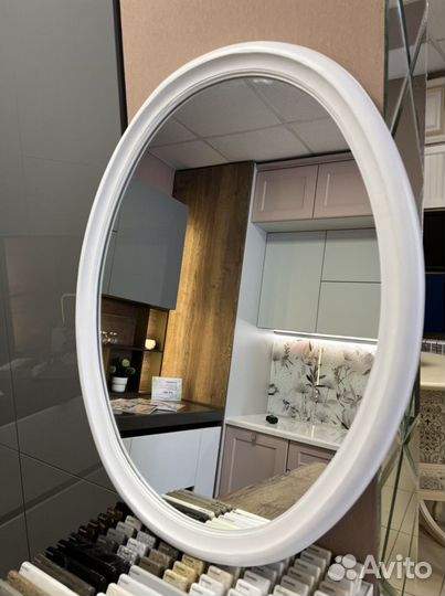 Зеркало в деревянной овальной раме