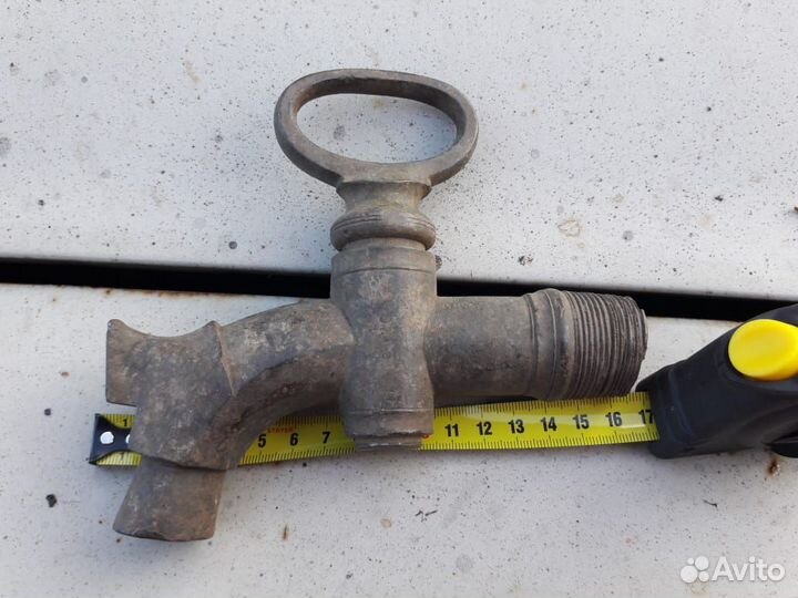 Старинный бронзовый кран для винных бочек