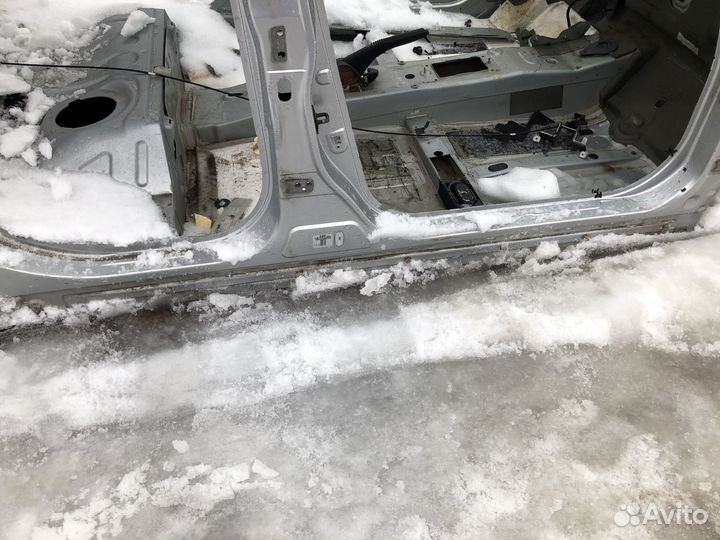 Средняя стойка кузова Nissan Almera G15