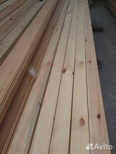 Прочные доски из сосны, надежное основание для строительства