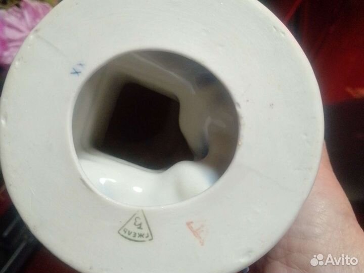 Фарфоровые статуэтка канькобежка. Делево