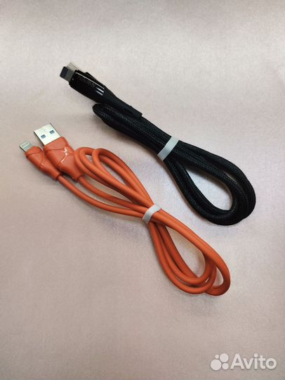 Зарядный кабель на iPhone