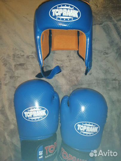 Боксерские перчатки и шлем