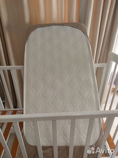 Кроватка с маятником и матрасом