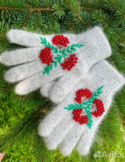 Перчатки пуховые с вышивкой рябина