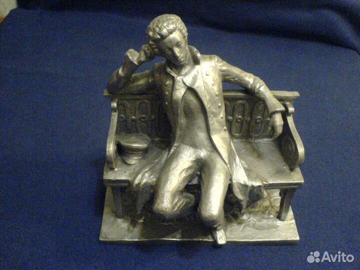 Пушкин на скамейке Настольная скульптура