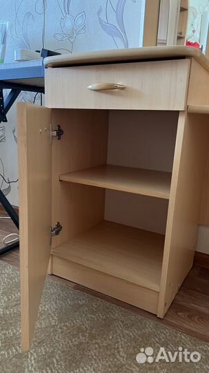 Туалетный столик с зеркалом