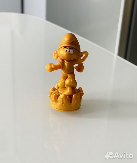 Игрушки из киндера Смурфики 2022