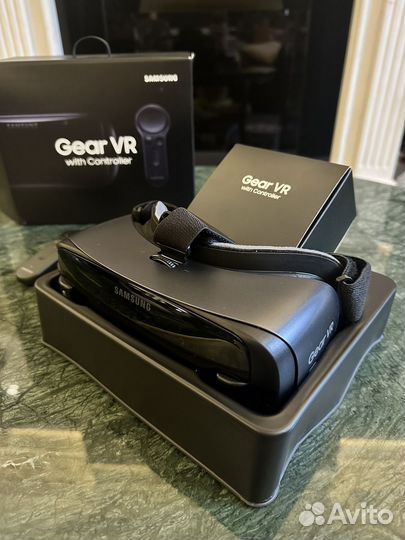 Samsung Gear VR with controller