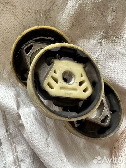 Сайлентблоки подрамника VAG