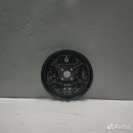 Щит заднего тормоза левый Renault Sandero 2 K7M812