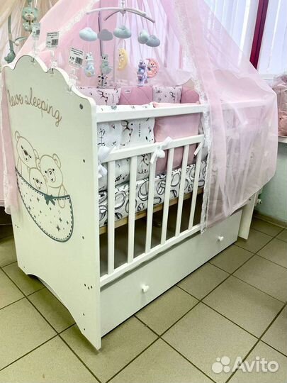 Кроватка детская с маятником и ящиком
