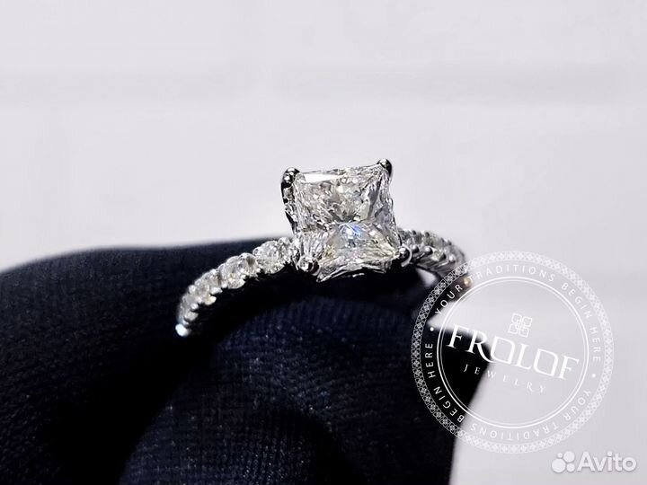 Золотое кольцо с бриллиантом 0,5 карат