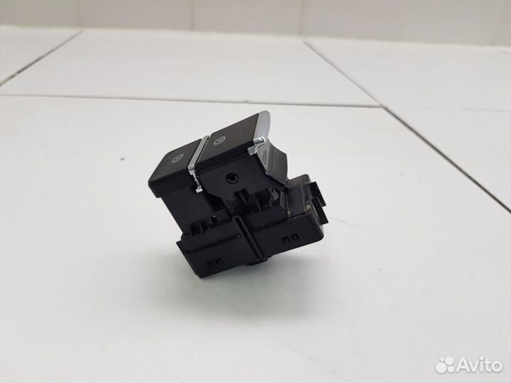 Кнопка фиксатора стояночного тормоза