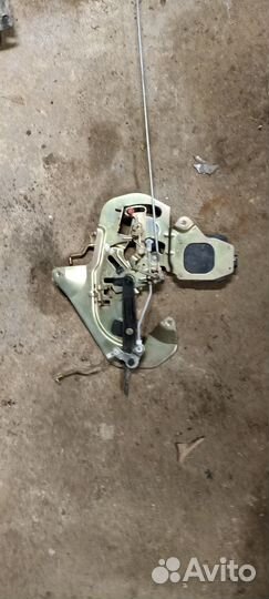 Замок задней правой двери Kia Carnival 2002-2006