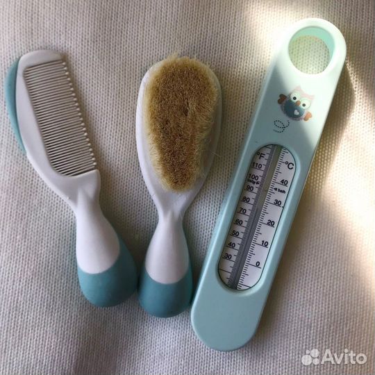 Расческа, щетка и термометр для воды