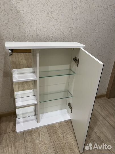 Шкафчик с зеркалом в ванную