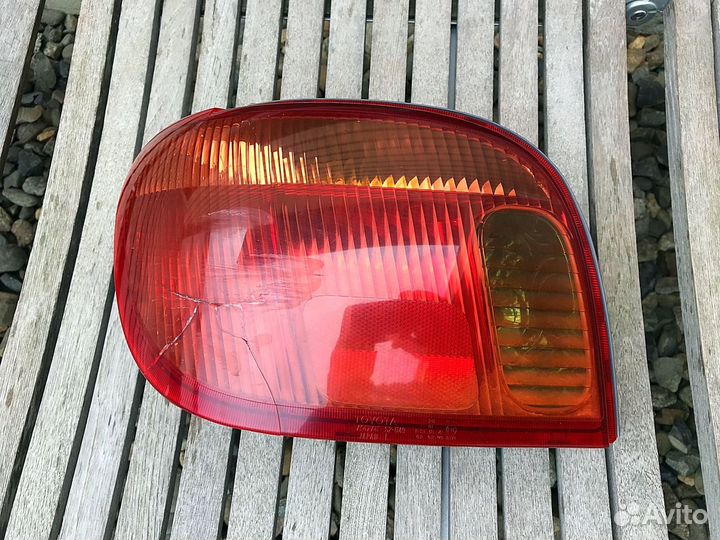 Задний левый фонарь Toyota Vitz