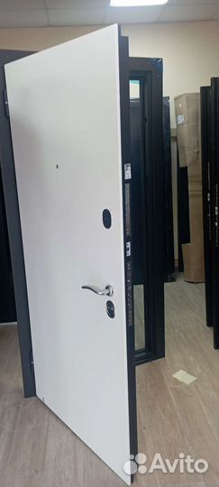 Дверь входная металлическая в квартиру