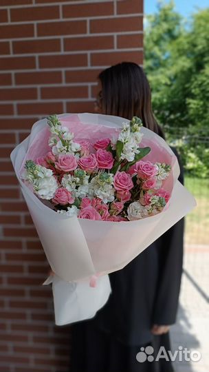 Букет цветов из ароматной матиолы и кустовой розы