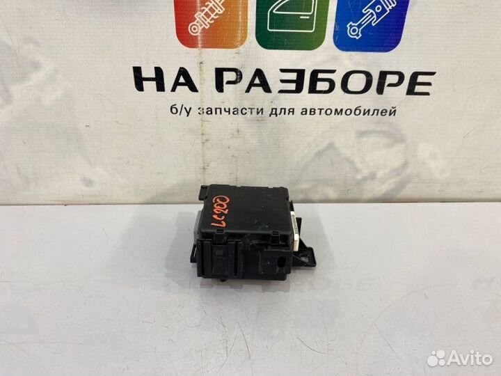 Блок предохранителей Toyota Land Cruiser 200