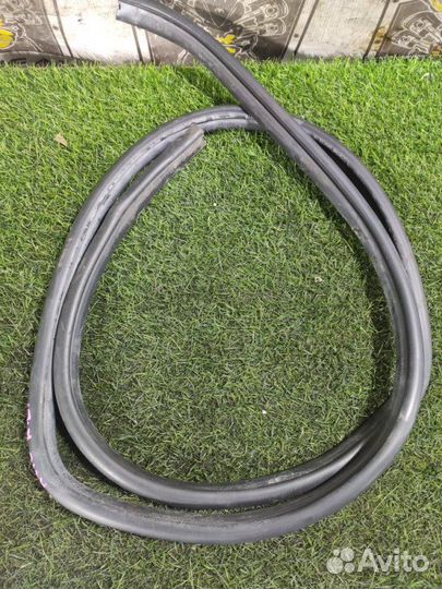 Уплотнительная резинка дверей задняя левая Toyota