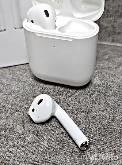 Apple AirPods 2 Charge Case