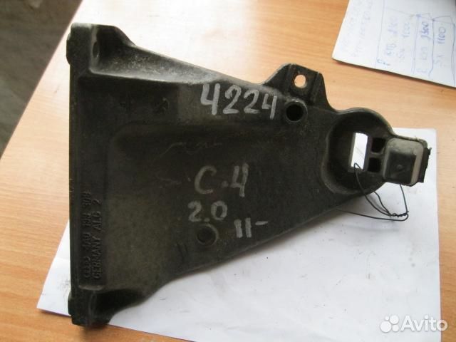 Кронштейн двигателя правый от Audi A6 (C4) 1994-1