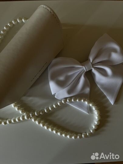 Бант белый на заколке