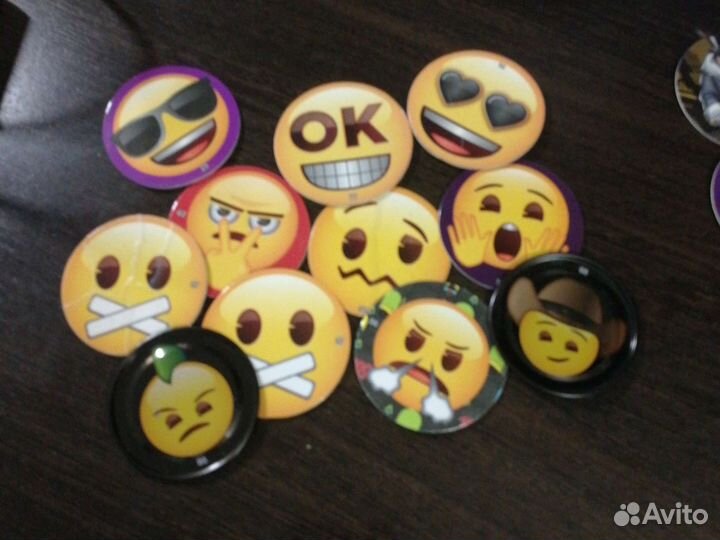 Фишки (несколько с наклейками)