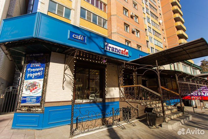Посудница в кафе