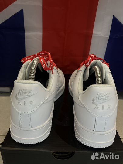 Кроссовки nike air force 1 supreme белые на руках