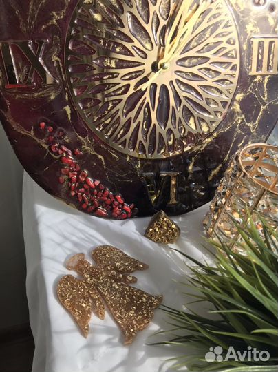 Интерьерные часыс натуральным камнем коррлл