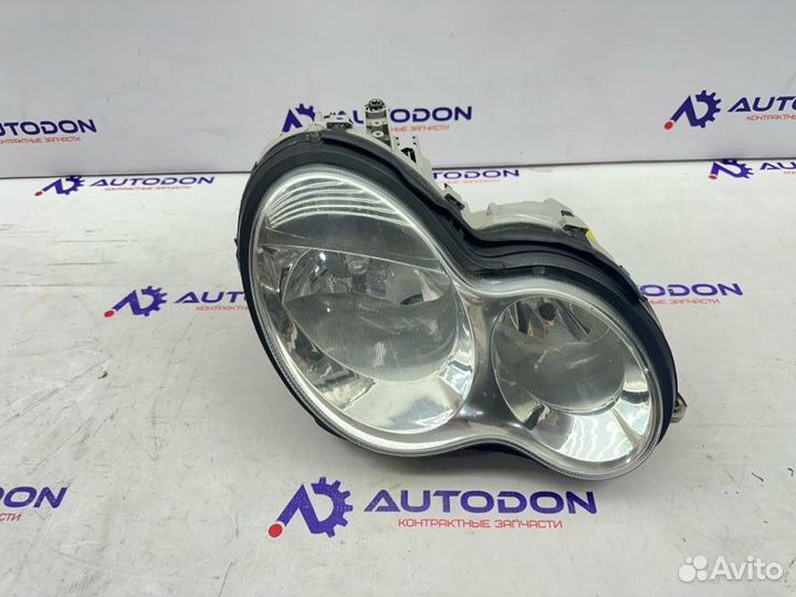 Фара галогеновая правая Mercedes C W203